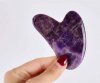 Gua Sha Naturlig Ametyst Massageredskab i hjerteform - 8 cm.