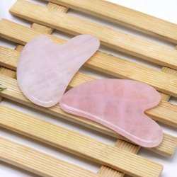 Gua Sha Naturlig Rosakvarts Massageredskab i hjerteform - 8 cm.