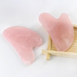 Gua Sha Naturlig Rosakvarts Massageredskab i hjerteform - 8 cm.
