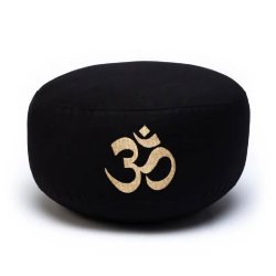 Yogi &amp; Yogini Meditationspude m. boghvedeskaller i Sort, Ohm symbol - 33 x 17 cm