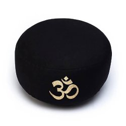 Yogi &amp; Yogini Meditationspude m. boghvedeskaller i Sort, Ohm symbol - 33 x 17 cm