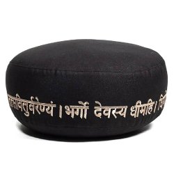 Yogi &amp; Yogini Meditationspude m. boghvedeskaller i Sort, Gayatri mantra - 33 x 17 cm.