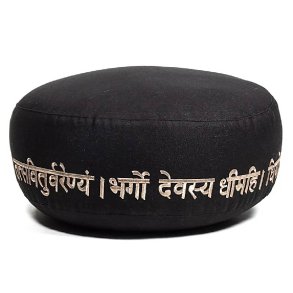 Yogi & Yogini Meditationspude m. boghvedeskaller i Sort, Gayatri mantra - 33 x 17 cm.