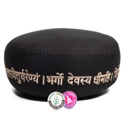 Yogi &amp; Yogini Meditationspude m. boghvedeskaller i Sort, Gayatri mantra - 33 x 17 cm.