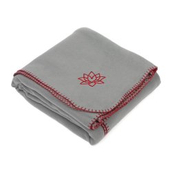 Asana Yogat�ppe i fleece med broderi - 140 x 200 cm.