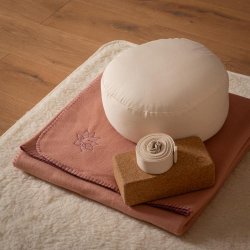 Asana Yogat�ppe i fleece med broderi - 140 x 200 cm.