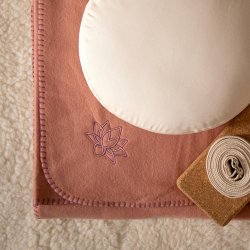Asana Yogat�ppe i fleece med broderi - 140 x 200 cm.