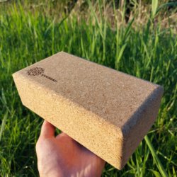 Samarali Yogablok i kork - kologisk - 22,7 x 12 x 7,5 cm.