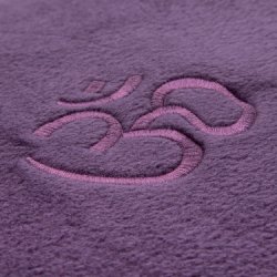 Asana Yogatppe i fleece med broderi - 140 x 200 cm.