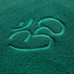 Asana Yogatppe i fleece med broderi - 140 x 200 cm.
